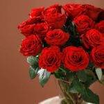 enticing_red_roses_in_vase_1_