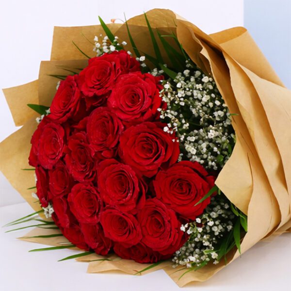 hand-bouquet-of-bewitching-red-roses-2026_02
