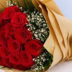 hand-bouquet-of-bewitching-red-roses-2026_03