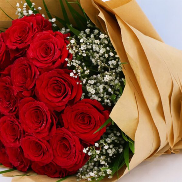 hand-bouquet-of-bewitching-red-roses-2026_03