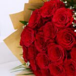 hand-bouquet-of-bewitching-red-roses-2026_04