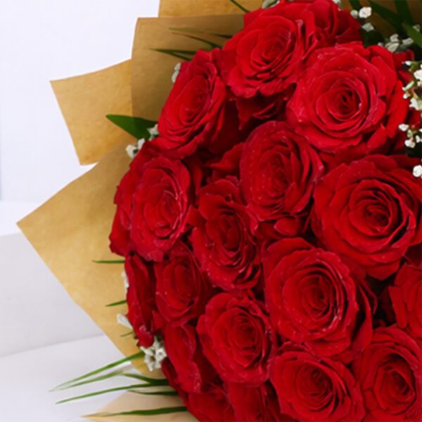 hand-bouquet-of-bewitching-red-roses-2026_04