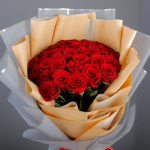hand_bouquet_of_appealing_roses_1