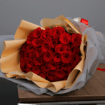 hand_bouquet_of_appealing_roses_2