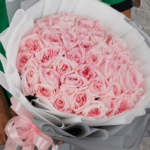 hand_bouquet_of_charismatic_pink_roses2