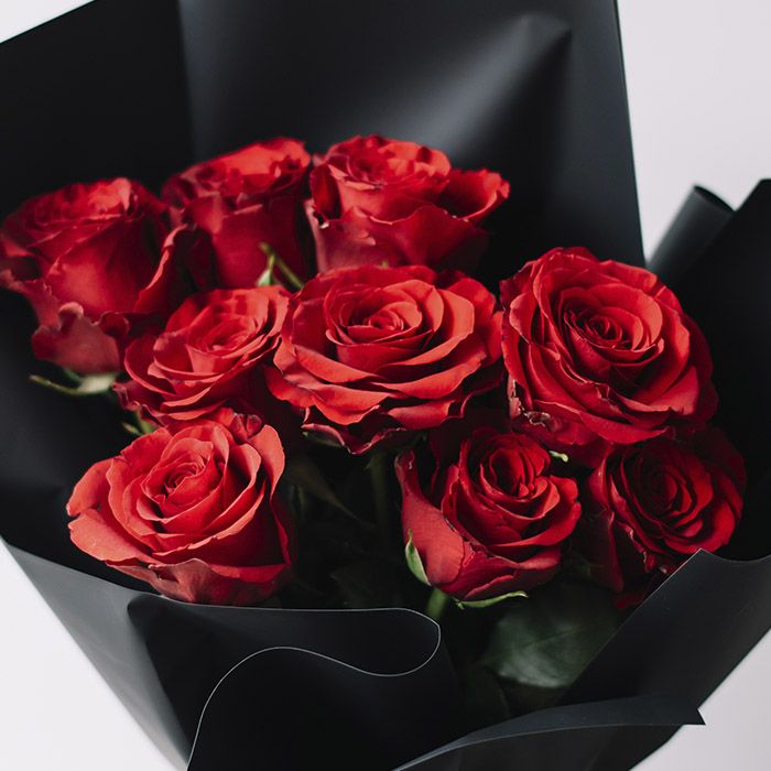 Free Delivery - 50 Red Roses Bouquet With Black Wrapping - Order Now from  FNP Saudi Arabia