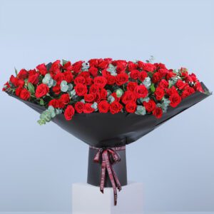 Grand bouquet of 300 red roses with eucalyptus leaves for a romantic gesture.