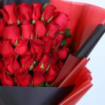 25-red-roses-bouquet-with-ruscus_04