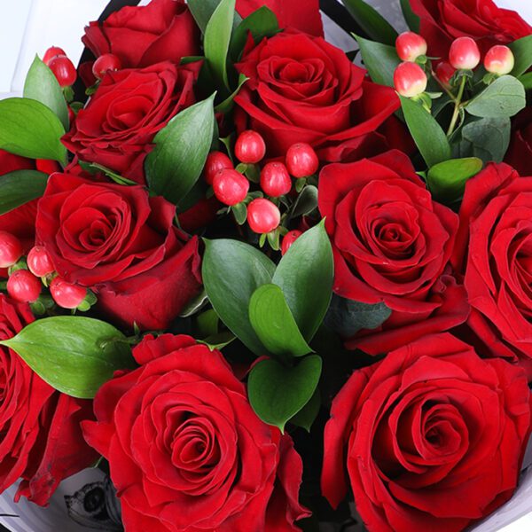 12-red-roses-valentine-bouquet_03