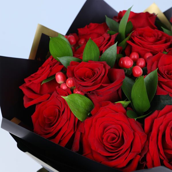 valentine-12-red-roses-hypericum-ruscus-arrangement_05